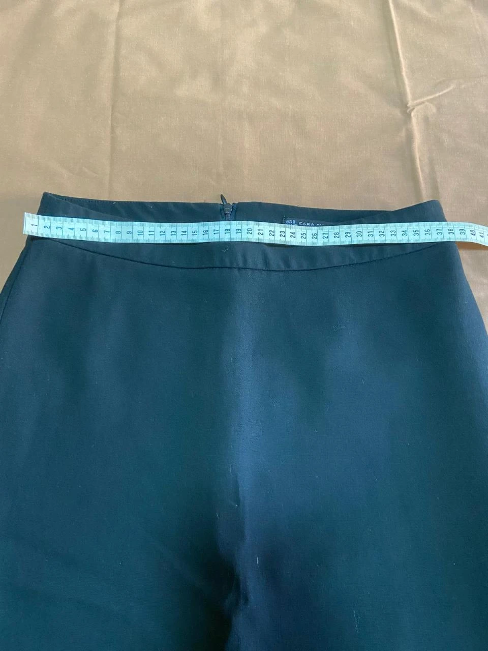 Falda de tubo negra con botones dorados y abertura lateral muy sexy. Zara Woman. – photo 8